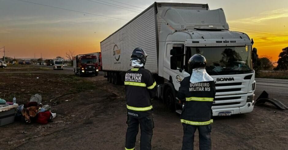 Imagem de compartilhamento para o artigo Carreta tem princípio de incêndio após falha mecânica e assusta motoristas na BR-163, em Coxim da MS Todo dia